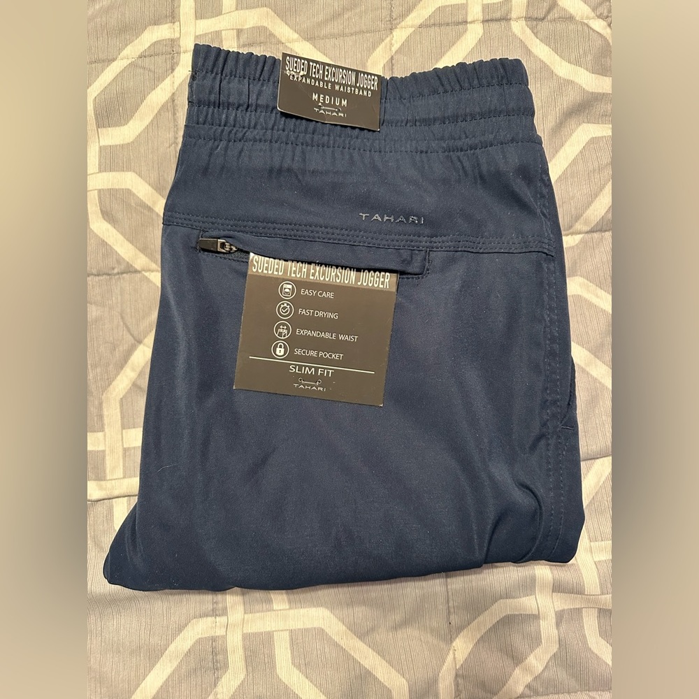 NWT Tahari Joggers Size M.